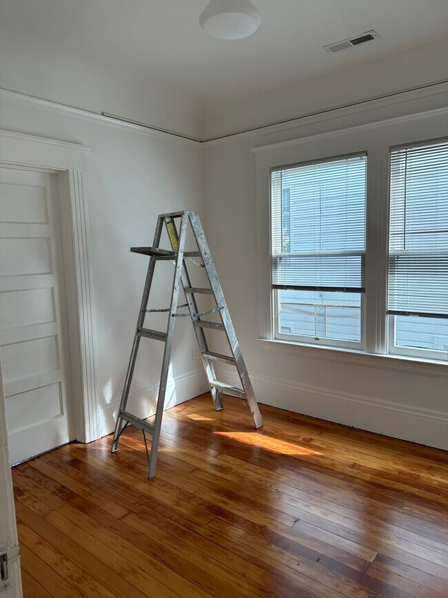 Building Photo - 517