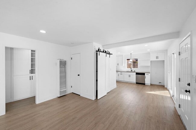 Building Photo - 219 Avenida Santa Barbara