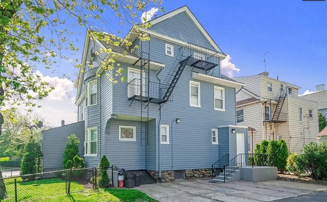 Building Photo - 299 Webster Ave