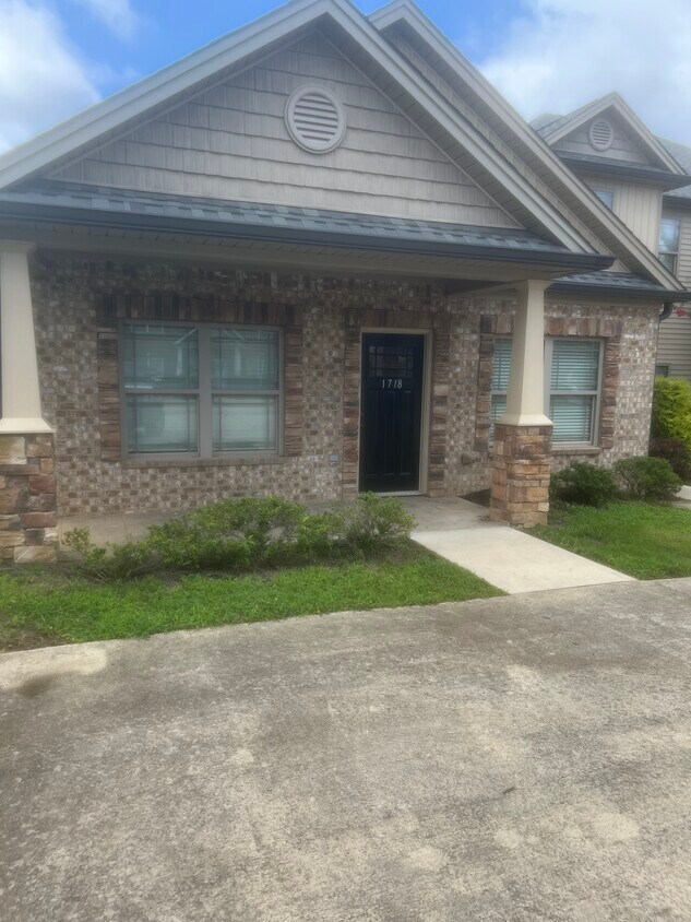 Primary Photo - 1718 Stonebriar Dr NE