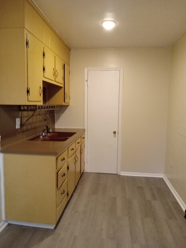 Foto del edificio - 3876 Woodleigh Rd NW