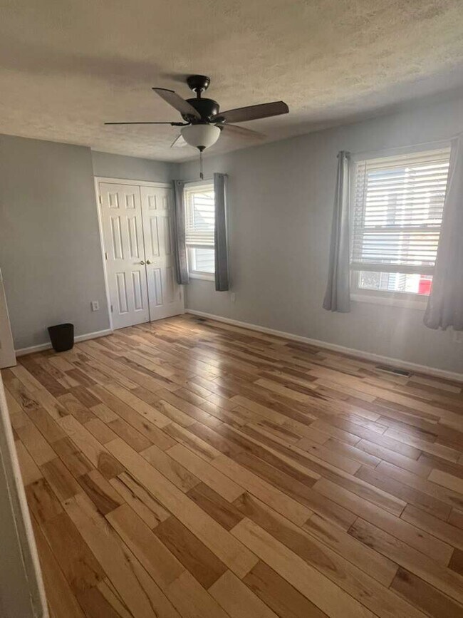 Building Photo - Lake Grove