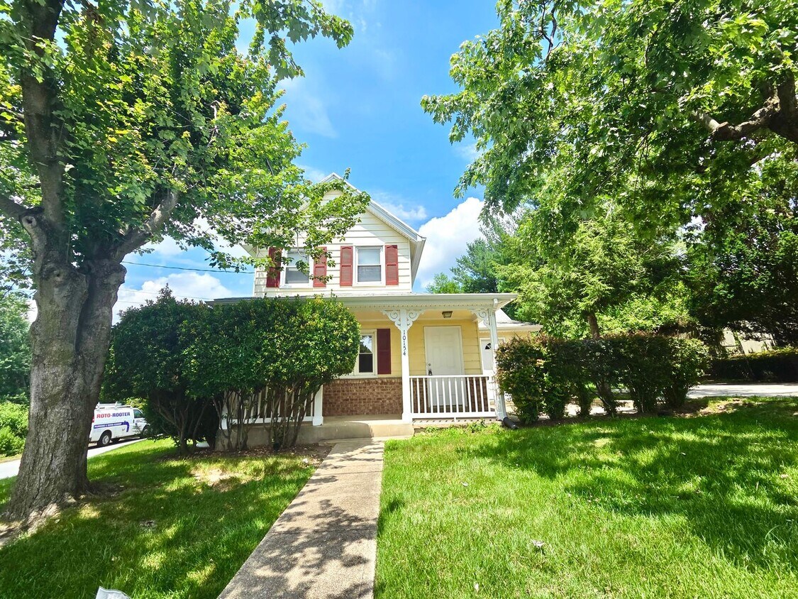 Foto principal - Gorgeous 3 BR/1.5 BA Single-Family Home in...