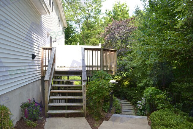 Porch with front door. - 41195 Friendship Ct