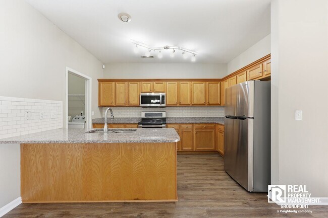 Building Photo - 3 Bedroom End Unit Townhome Near Dorchester and Ladson Road