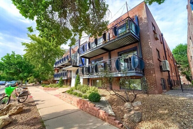 Foto del edificio - 1045 N Clarkson St