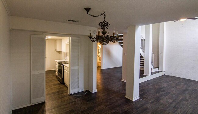 Building Photo - 2065 Fleur De Lis Ct