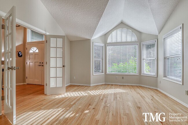 Building Photo - Beautiful Pet Friendly Home in Salmon Cree...
