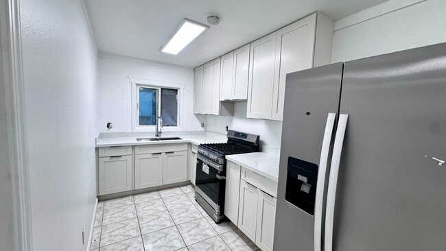 Building Photo - 1128 Elm St
