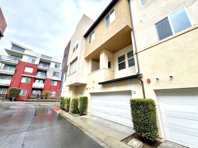 Building Photo - Beautiful 3 Bedroom Contemporary Style Tow...
