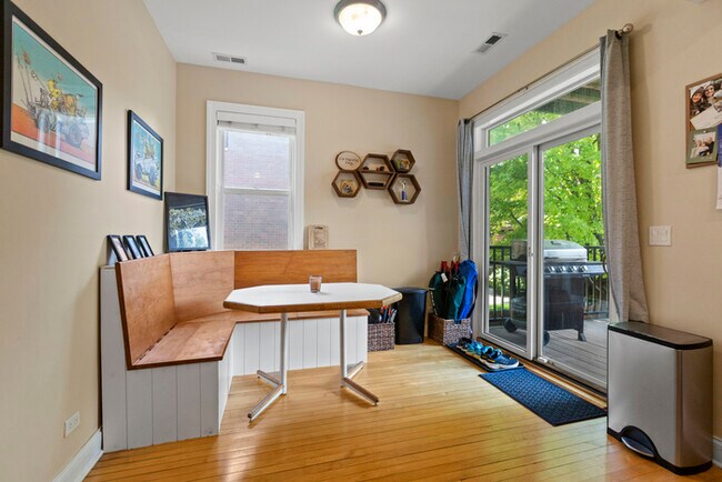Building Photo - gorgeous 2 bed 1 bath condo with garage sp...