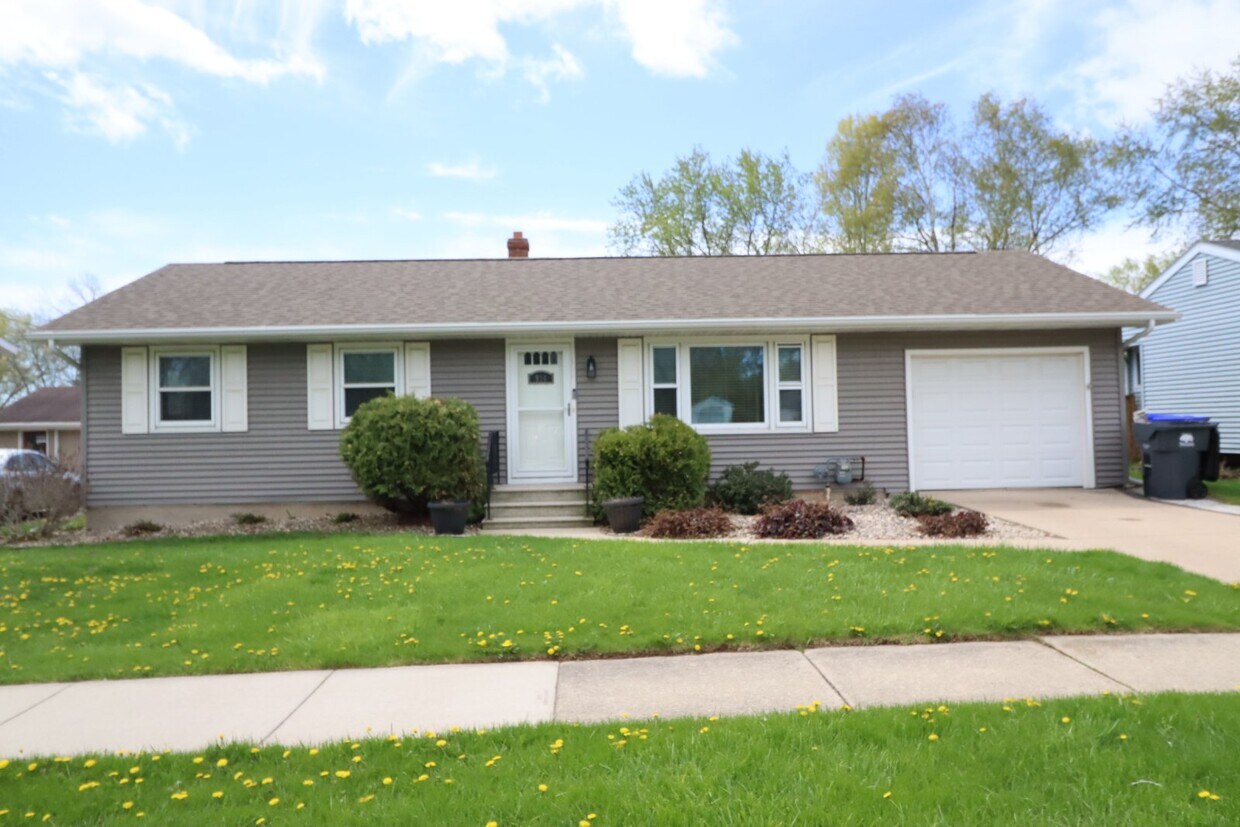 Primary Photo - Charming 3 Bedroom Neenah Home with fenced...