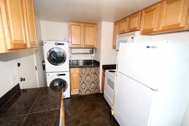 Foto del edificio - CHARMING 2 BED WEDGWOOD HOME W WOOD FLOORS, LARGE SHED, & LARGE LOT!