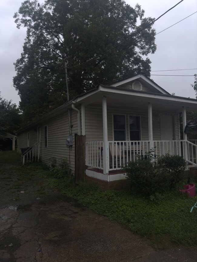 Building Photo - Modern 2-Bedroom Apartment Near Downtown