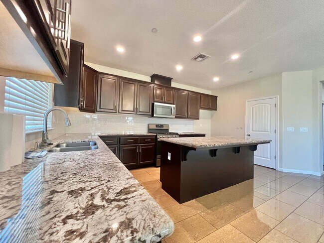 Building Photo - Spacious 4 Bed 3.5 Bath in Merced!