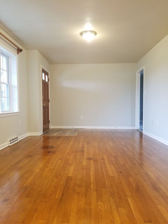 Foto del edificio - Large 3 bedroom brick rancher with 1.5 bathrooms.