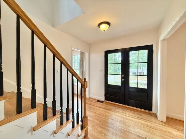 Foto del edificio - 5017 Sandlewood Dr