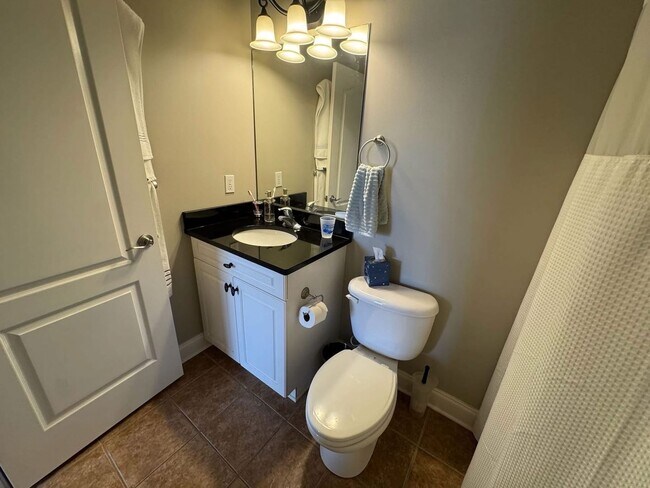Building Photo - 836 W Glenn Ave