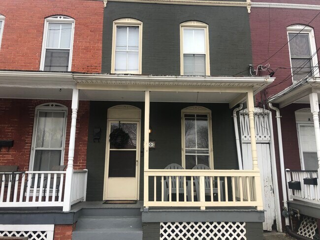 Building Photo - 10 W 7th St