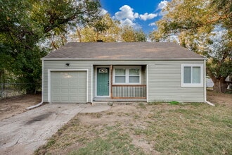 Building Photo - 422 E Funston St