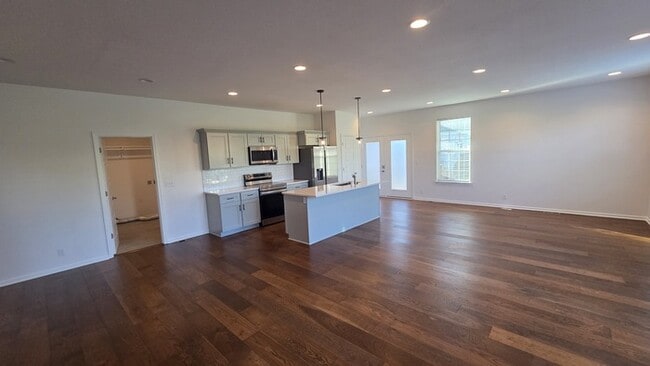 Building Photo - 4 bed 3 bath 2 car garage all maintenance ...