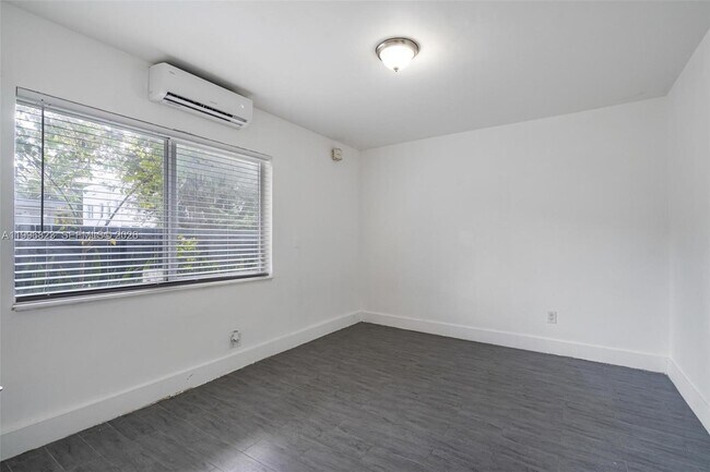 Foto del edificio - 730 NE 128th St