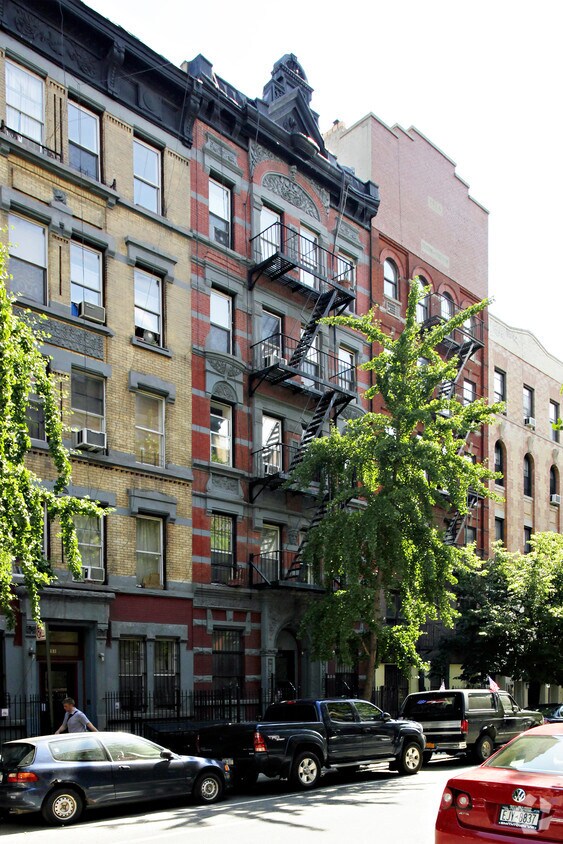 Building Photo - 253 E 10th St