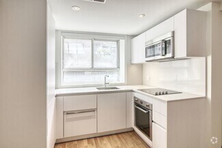 Building Photo - 25 Av des Pins O