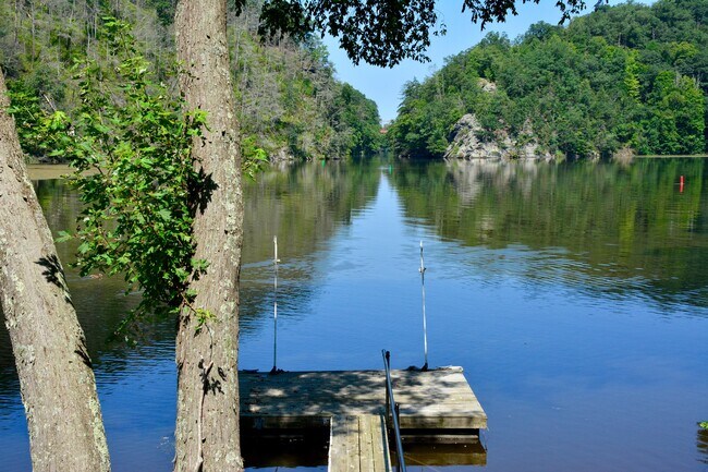 Foto del edificio - 67 Lake Lillinonah Rd N