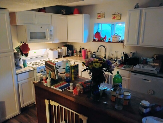Shared kitchen - 681 Tuttle Rd