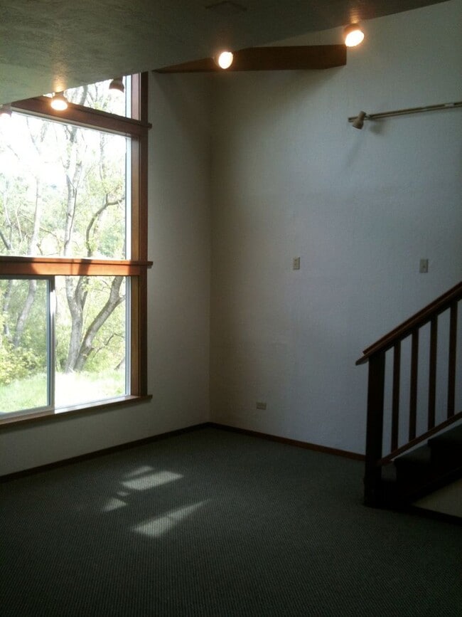 Building Photo - 3/1 Close to UC, hiking, mountain biking a...