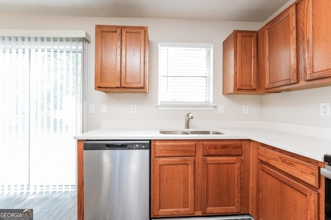 Foto del edificio - 4310 Chestnut Lake Ave