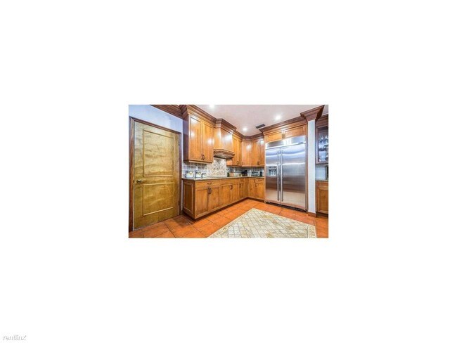 Building Photo - 930 Manati Ave