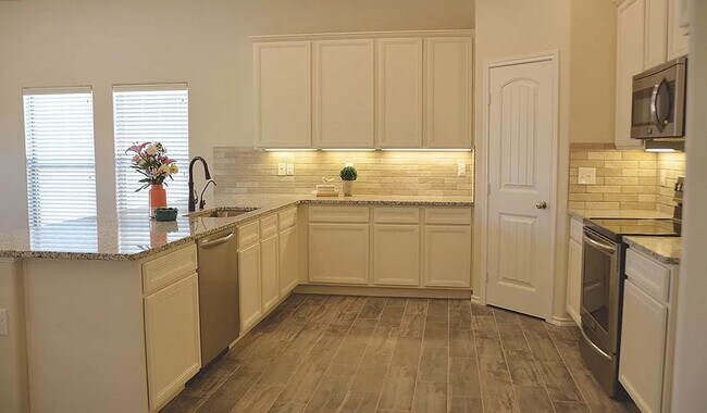 Building Photo - SOLAR PANEL HOME! 3 Bedroom 2 bathroom hou...