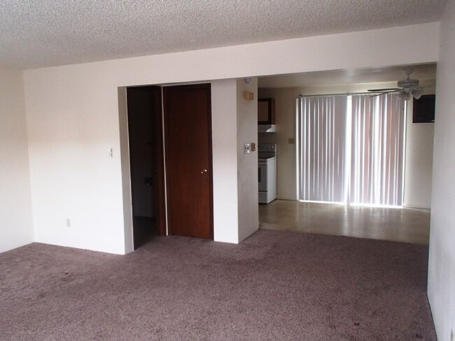 Building Photo - Two Bedroom, One and Half Bathroom Townhom...