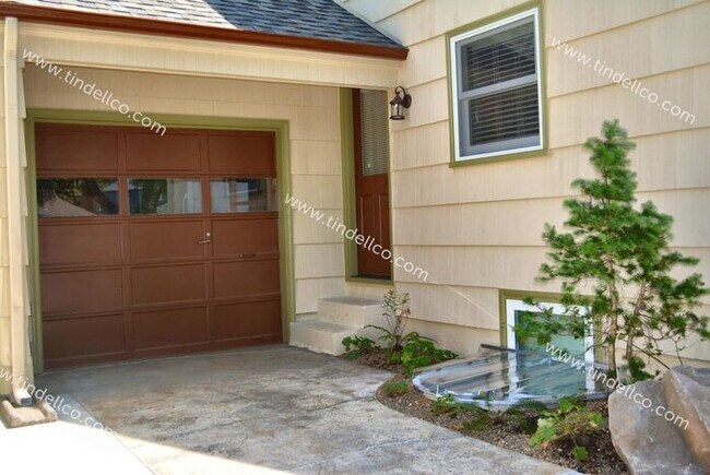 Building Photo - SPACIOUS 5 BED 3 BATH HOME- Just blocks to...