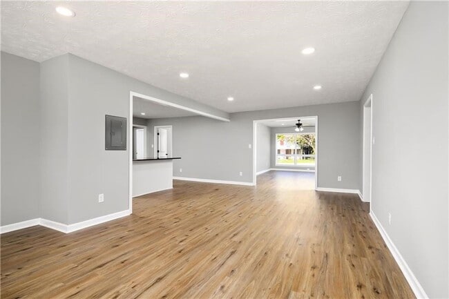 Building Photo - 5 bedroom/2bathroom home available 9/15 to...