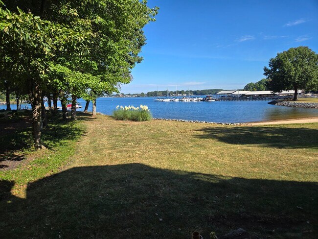 Building Photo - 7401 Mariner Cove Dr