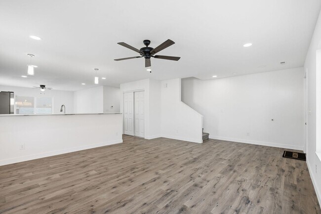 Foto del edificio - Brand New 3 Bedroom 2 1/2 bath - 2 Level Town House Condo in Hiawatha