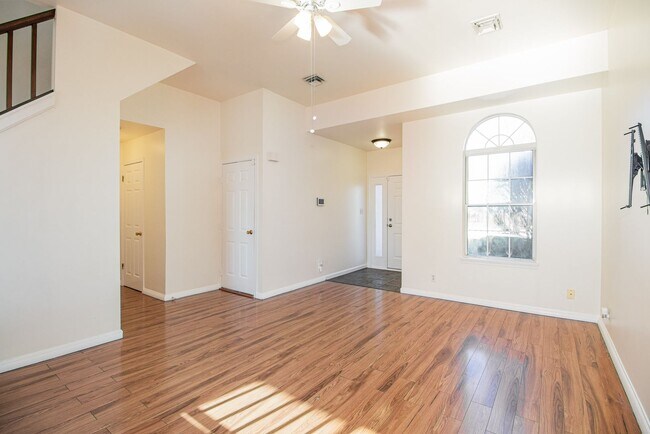 Foto del edificio - 6280 Spring Knoll Dr