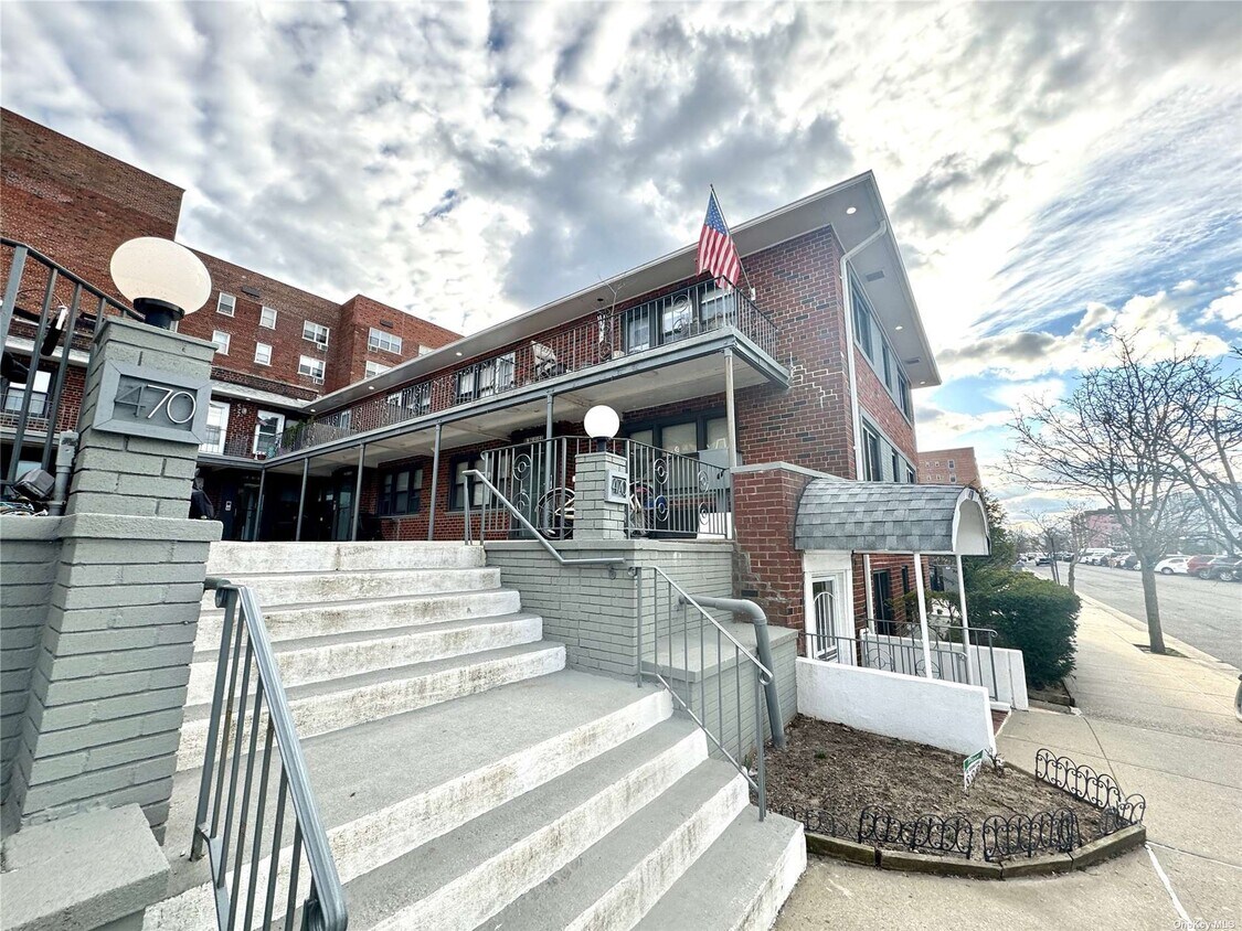 Primary Photo - 470 E Broadway