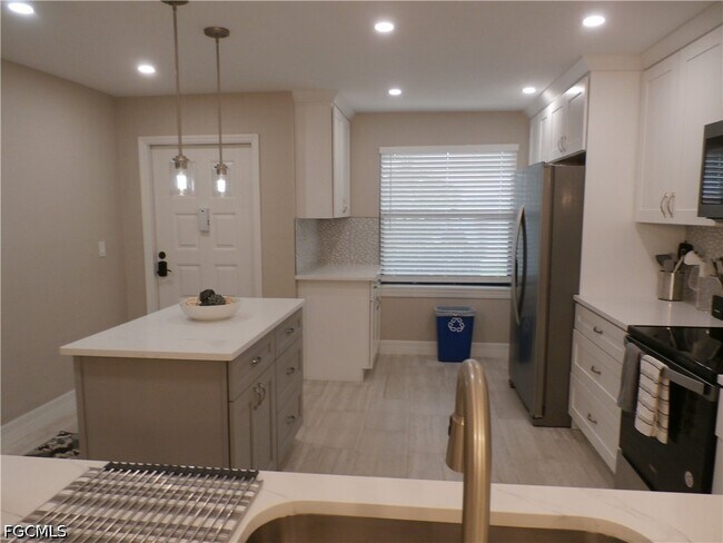 Building Photo - 12621 Kelly Sands Way