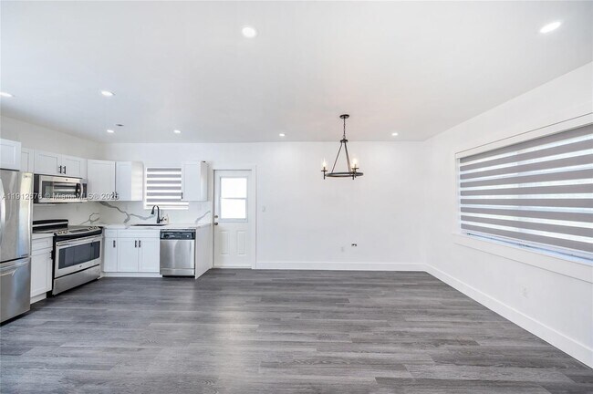 Building Photo - 1706 S Le Jeune Rd