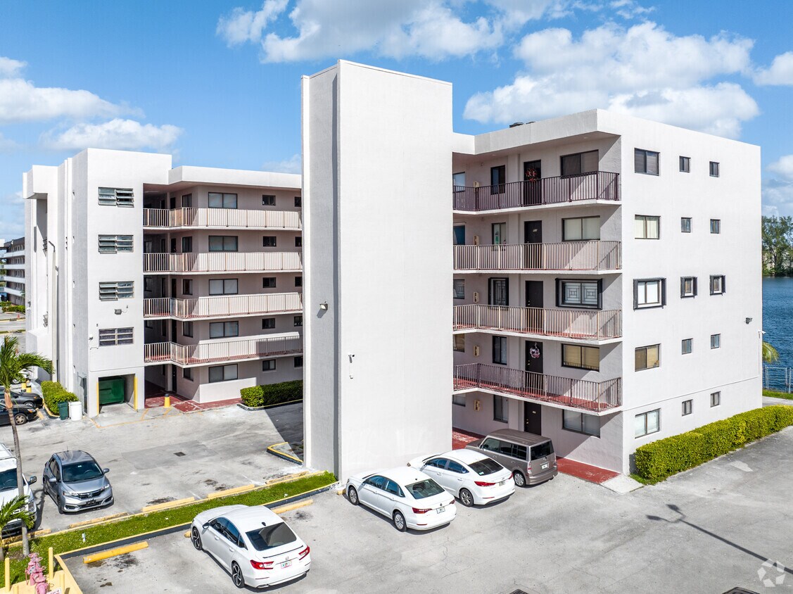 Vista Del Lago Apartments in Hialeah, FL