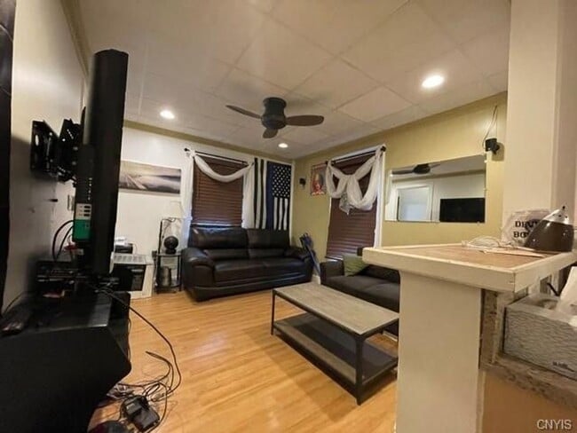 Foto del edificio - 121-123-123 Tompkins St