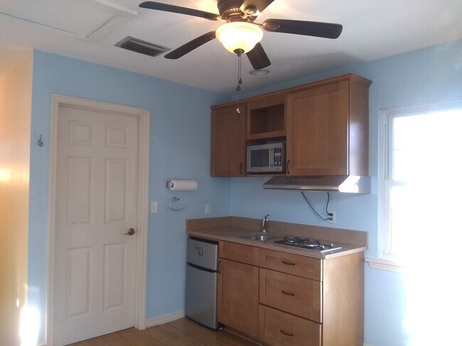 Kitchenette - 224 26th Ave N
