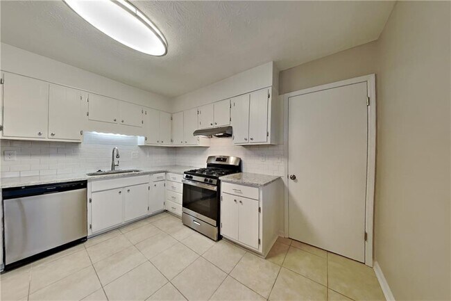 Building Photo - 2444 Mistletoe Ln SW