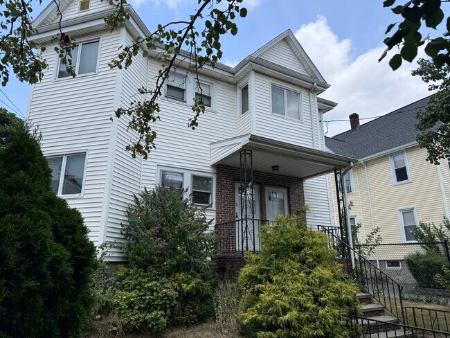 Spacious 2 bedroom 1 bathroom unit in Malden. - 22 Belmont St