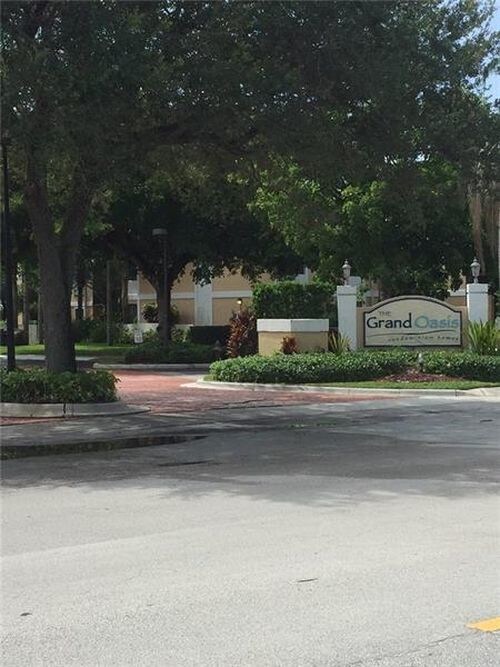 Foto del edificio - 5723 Riverside Dr