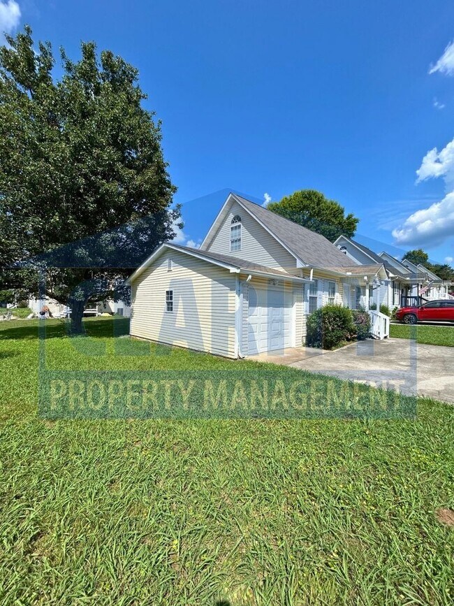 Foto del edificio - 3-bedroom home w/ single car garage!